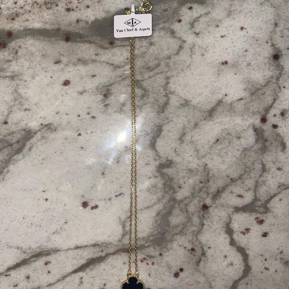Van Cleef & Arpels Gold Necklace with Elegant Design and Minimalist Style